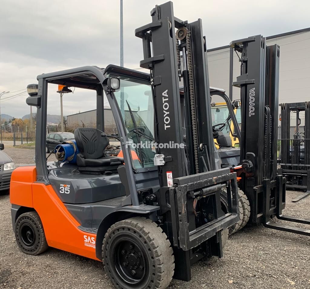 Toyota 02-8FGJF35 gas forklift